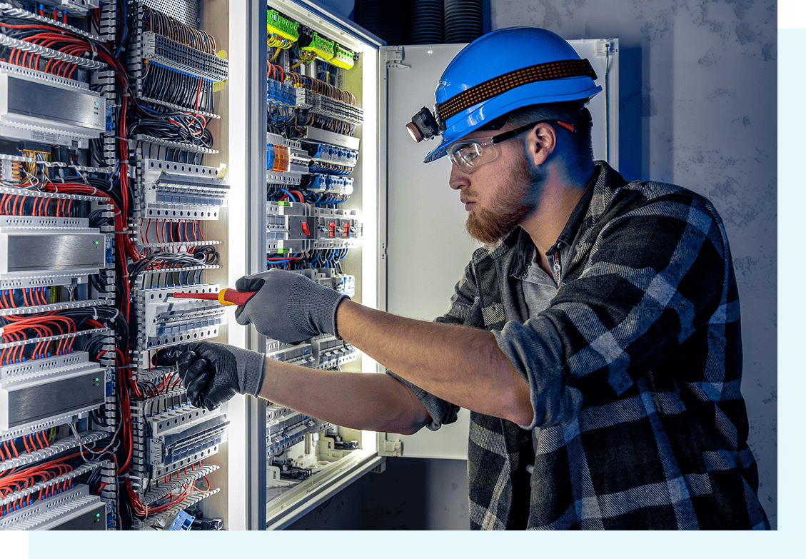elektrotechnik instaluje pevný systém pro analýzu elektrické energie v průmyslové výrobě